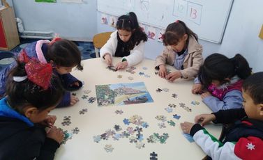 أطفال يلعبون بأحجية المدن الفلسطينية- عربي21
