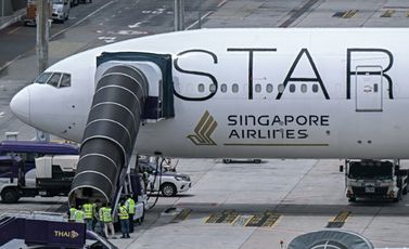 مسؤولون يدخلون طائرة الخطوط الجوية السنغافورية من طراز بوينغ 777-300ER، التي كانت متوجهة إلى سنغافورة من لندن قبل أن تقوم بهبوط اضطراري في بانكوك بسبب اضطرابات شديدة، وذلك أثناء توقفها على مدرج مطار سوفارنابومي الدولي في بانكوك في 22 أيار/مايو 2024