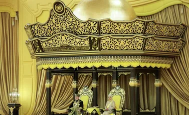 ملك ماليزيا السابع عشر السلطان إبراهيم (يسار) والملكة رجا زاريث صوفيا إدريس شاه خلال حفلة التتويج في القصر الوطني في كوالالمبور بتاريخ 20 تموز/يوليو 2024