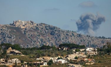 تصاعد الدخان عقب قصف إسرائيلي في جنوب لبنان قرب قلعة الشقيف، في صورة التقطت من موقع عبر الحدود في الجليل الأعلى شمال إسرائيل في 19 حزيران/يونيو 2026