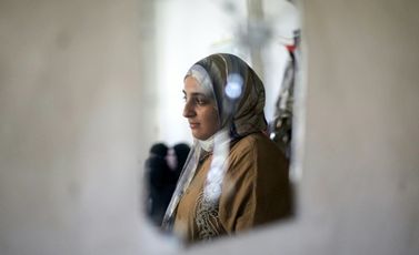 الفلسطينية صبا رباح التي حلّت أولى على مستوى الأراضي الفلسطينية في امتحانات الثانوية العامة في مخيم المغازي في وسط قطاع غزة في 26 تموز/يوليو 2026