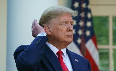 صورة أرشيفية للرئيس الأميركي دونالد ترامب التقطت في 30 آذار/مارس 2020 وهو يضع يده على شعره خلال مؤتم