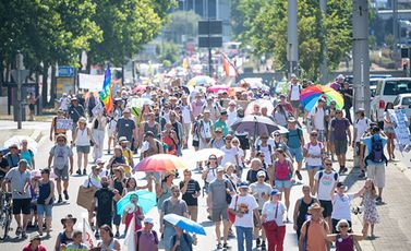 مظاهرة في المانيا ألمانيا ضد اجراءات الاغلاق كورونا جيتي