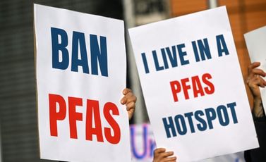 صورة أرشيفية لنشطاء بيئيين يرفعون لافتات خلال مظاهرة احتجاجاً على مواد (PFAS) الكيميائية، وذلك بالقرب من مقر المفوضية الأوروبية في بروكسل في 5 آذار/مارس 2026.