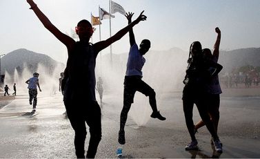 السعادة عن الشباب -  جيتي