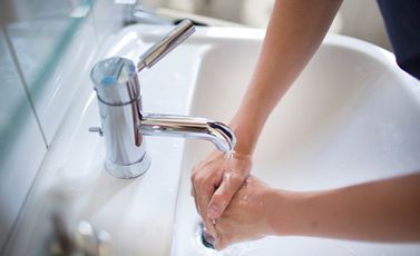 غسل يدين حمام نظافة جراثيم - جيتي