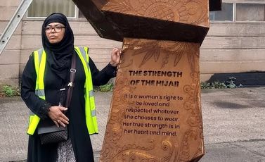 تمثال قوة الحجاب- برمنغهام بريطانيا- منظمة LEGACY WEST MIDLANDS

