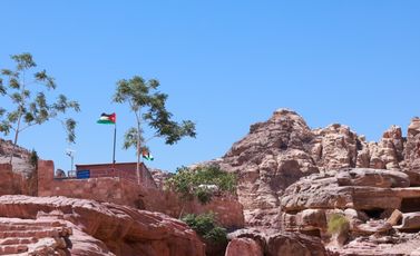 كهوف البتراء - الغارديان