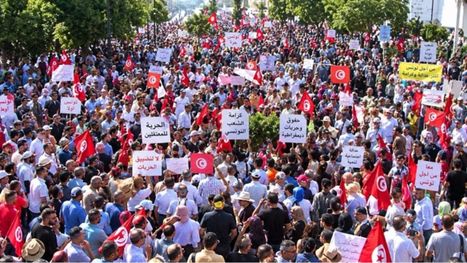 آلاف التونسيين يتظاهرون ضد الغلاء وتراجع الحريات ويطالبون بالإفراج عن المعتقلين