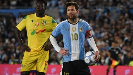 لقطة مثيرة للجدل.. ميسي يرفض "سيلفي" مع لاعب أفريقي (شاهد)