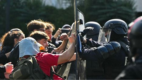 طفل يفقد يده.. فرنسا تعلّق استخدام القنابل الصوتية ضد المحتجين (شاهد)