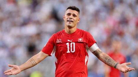 تغريم قائد منتخب سويسرا تشاكا بسبب شهادة كوفيد مزورة