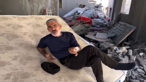 "مش حأطلع من بيتي غير جثة".. غزّيّ يتحدى الاحتلال فوق أنقاض منزله (شاهد)