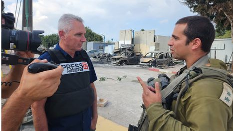 مراسل عسكري إسرائيلي يعترف.. "رجال حماس اعتنوا بالأسرى"