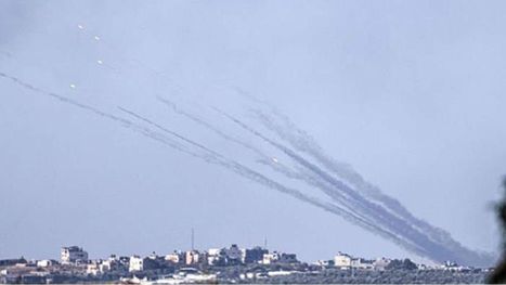 رشقة صاروخية كبيرة من غزة تجاه المستوطنات.. واندلاع حريق بإحداها