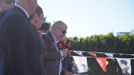 الشرطة التركية تعتقل أوميت أوزداغ خلال تناوله العشاء ...