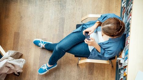 هل الجلوس مع وضع ساق فوق الأخرى مضرٌ حقاً؟