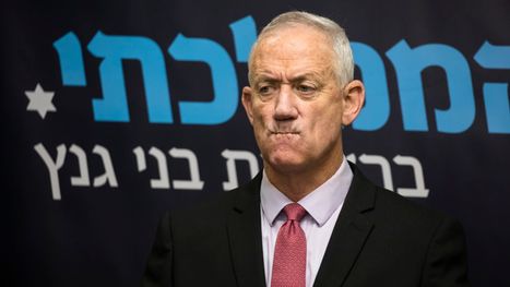 كسر قدم وزير الحرب الإسرائيلي غانتس.. "حادث داخل مستوطنة"