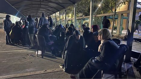 الحزن يخيم على أهالي الأسرى الفلسطينيين بعد تأخر الإفراج ...