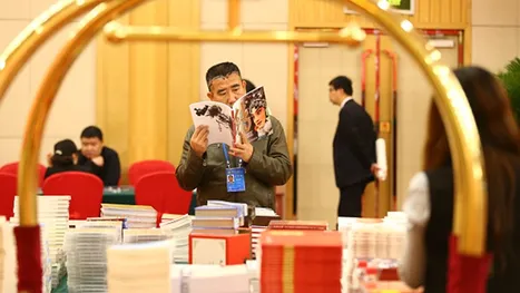 هل يمكن لقراءة كتاب أن تحسّن أداء الدماغ حقا؟ دراسة تجيبك