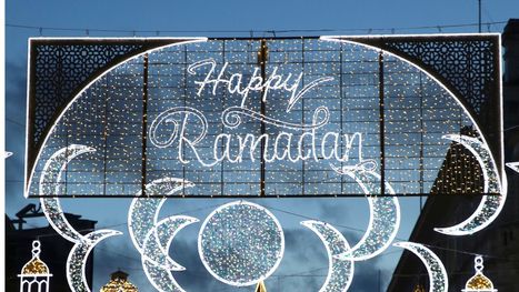 عمدة لندن يضيء زينة رمضان للمرة الأولى في ميدان بيكاديللي (شاهد)