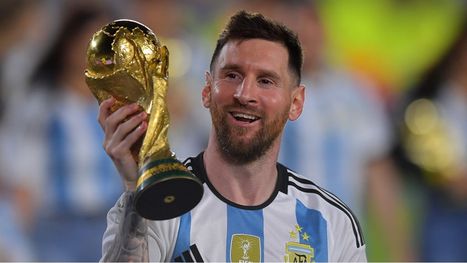 ميسي يسجل هدفه الـ800 ويرفع كأس العالم في الأرجنتين (شاهد)