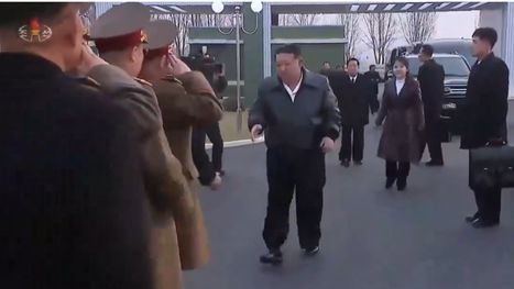 الزعيم الكوري الشمالي يظهر بسيارة رئاسية أهداه إياها بوتين (شاهد)