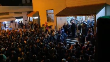 مظاهرة ضخمة في الكرك جنوبي الأردن تهتف للضيف.. "يابو خالد بايعناك" (شاهد)
