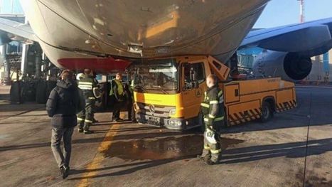 تصادم يؤدي لأضرار بالغة بطائرة إماراتية عملاقة في روسيا (صور)