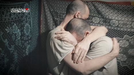 رسالة لأسرى الاحتلال في غزة.. "لا تفرقوا بين العائلات" ...