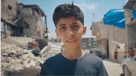 الطفل الفلسطيني عبد الله اليازوري يحمل "بي بي سي" ...