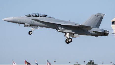 الحرس الثوري يستهدف مقاتلة من طراز "أف 18" ويصيبها (شاهد)