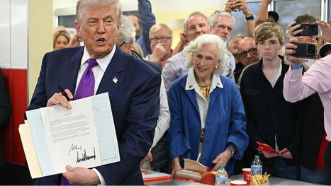 الولايات المتحدة تعلن إصدار دولارات تحمل توقيع ترامب