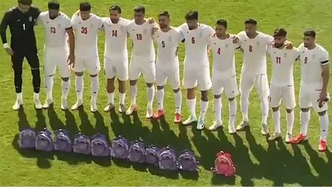 احتجاج لافت من لاعبي منتخب إيران تخليدا لضحايا مدرسة 