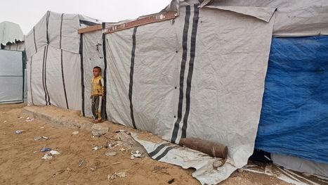 النازحون في غزة يثبتون خيامهم بالقذائف رغم المخاطر الكبيرة (صور)