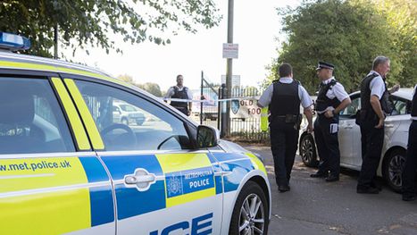 اعتقال رجل هاجم عناصر شرطة ومدنيين بـ"سيف" في بريطانيا (شاهد)