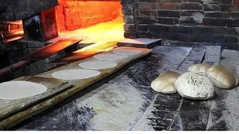 حكومة غزة تحذر من أزمة خبر وتتهم الاحتلال بخنق إمدادات الدقيق