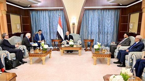 رئيس مجلس القيادة اليمني يؤكد استحالة الوصول إلى سلام مع "الحوثي"