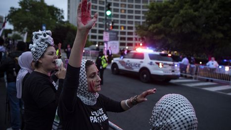مظاهرة داعمة لفلسطين أثناء العشاء السنوي لمراسلي البيت الأبيض (شاهد)