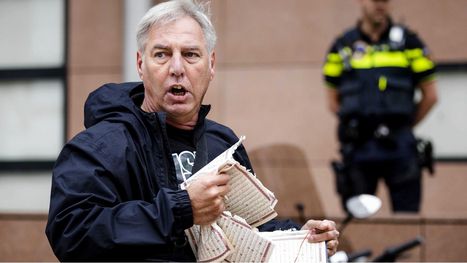 يميني متطرف في هولندا يحرق نسخة من المصحف بحماية الشرطة ...