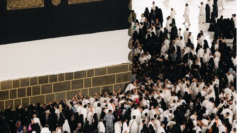 رفع الجزء السفلي من كسوة الكعبة استعداد لـ