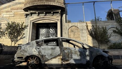 مستوطنون يحرقون منزلاً ومركبة لعائلتين فلسطينيتين في الضفة