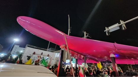 الحرس الثوري يطلي صاروخا بالأزرق 