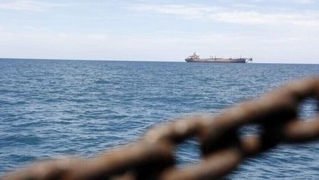 NYT: إيران تحكم قبضتها على الملاحة في مضيق هرمز