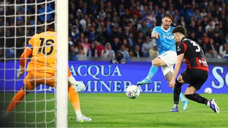 نابولي يهزم ميلان ويزيحه عن وصافة الدوري الإيطالي