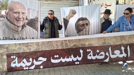 إضراب جوهر بن مبارك يشعل احتجاجات عائلات المعتقلين أمام وزارة العدل في تونس