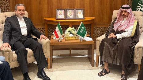 وزير خارجية إيران يهاتف نظيره السعودي.. أول اتصال منذ شهرين