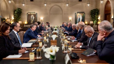 ملك الأردن يجتمع برؤساء حكومات ووزراء خارجية سابقين.. هذا ما قاله