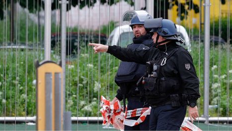 رجل يصيب شرطيين بالرصاص بمركز شرطة في باريس (شاهد)