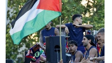 لامين يامال يرفع علم فلسطين على حافلة برشلونة (شاهد)